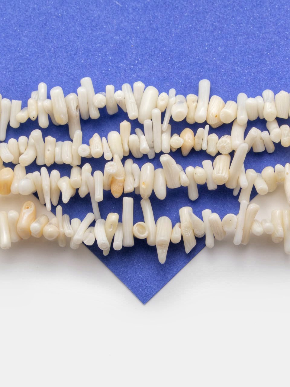 Коралловые бусины коралл иголки, галтовка, белый, 5-13мм, 1/2 нити, ПМ206