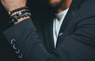 Стильные мужские украшения 2023: браслеты, цепи на шею и кулоны