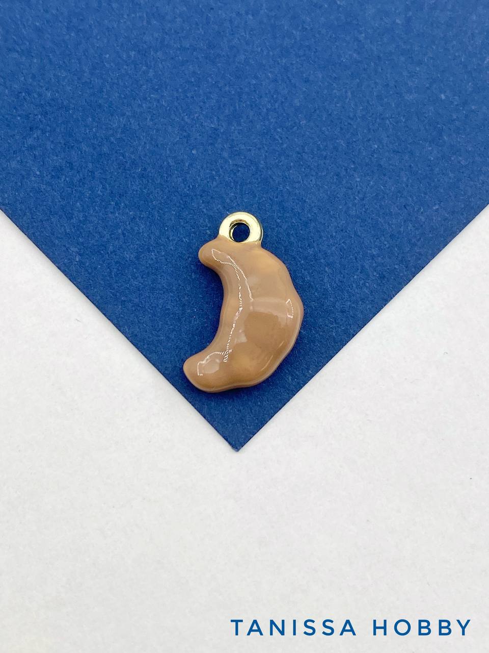 Подвеска круассан, эмаль, 17х10мм , позолота, Д312