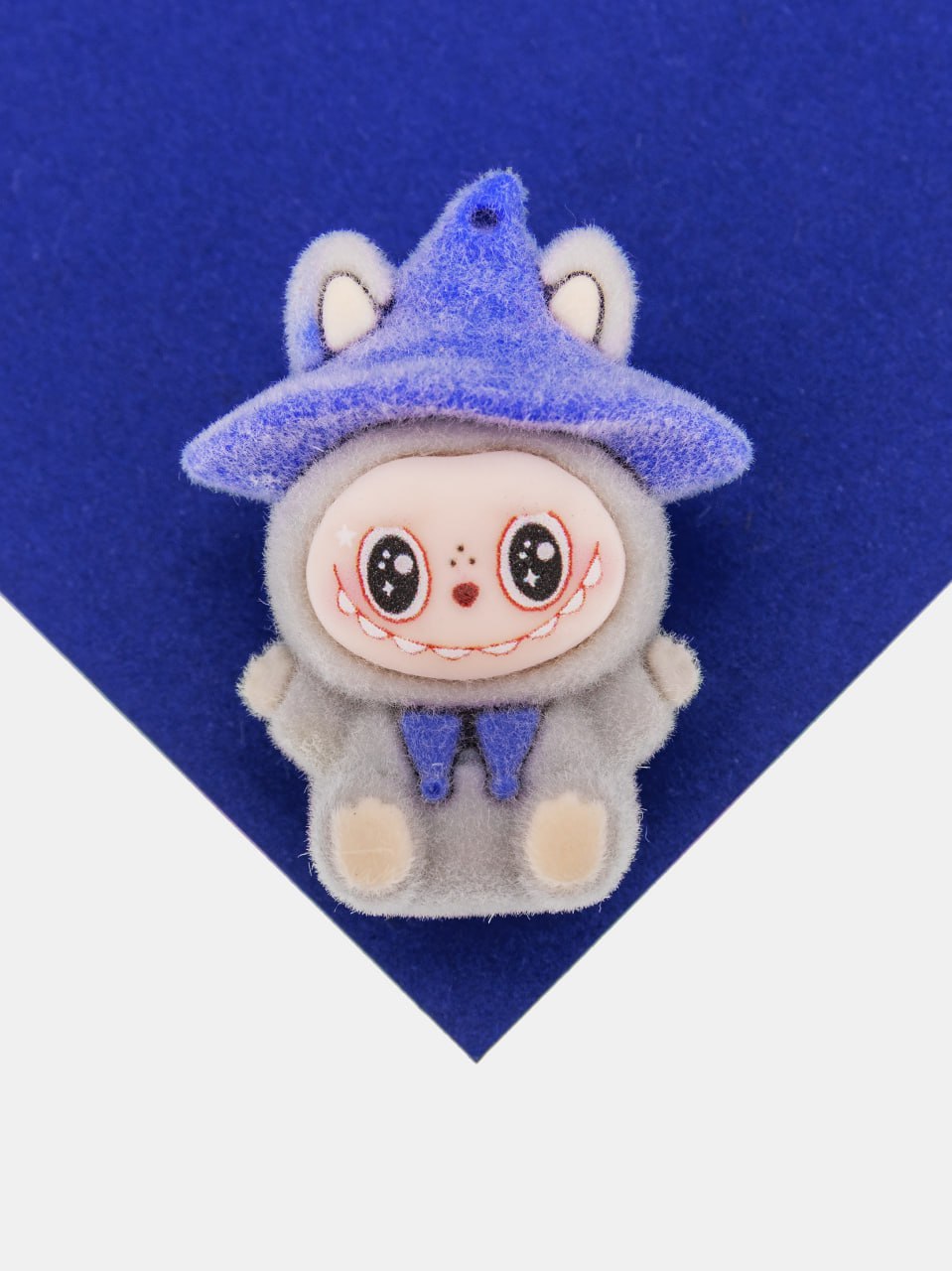 Подвеска плюшевая игрушка зайчик в шляпе, 43х33мм, светлый серый, пластик, П367