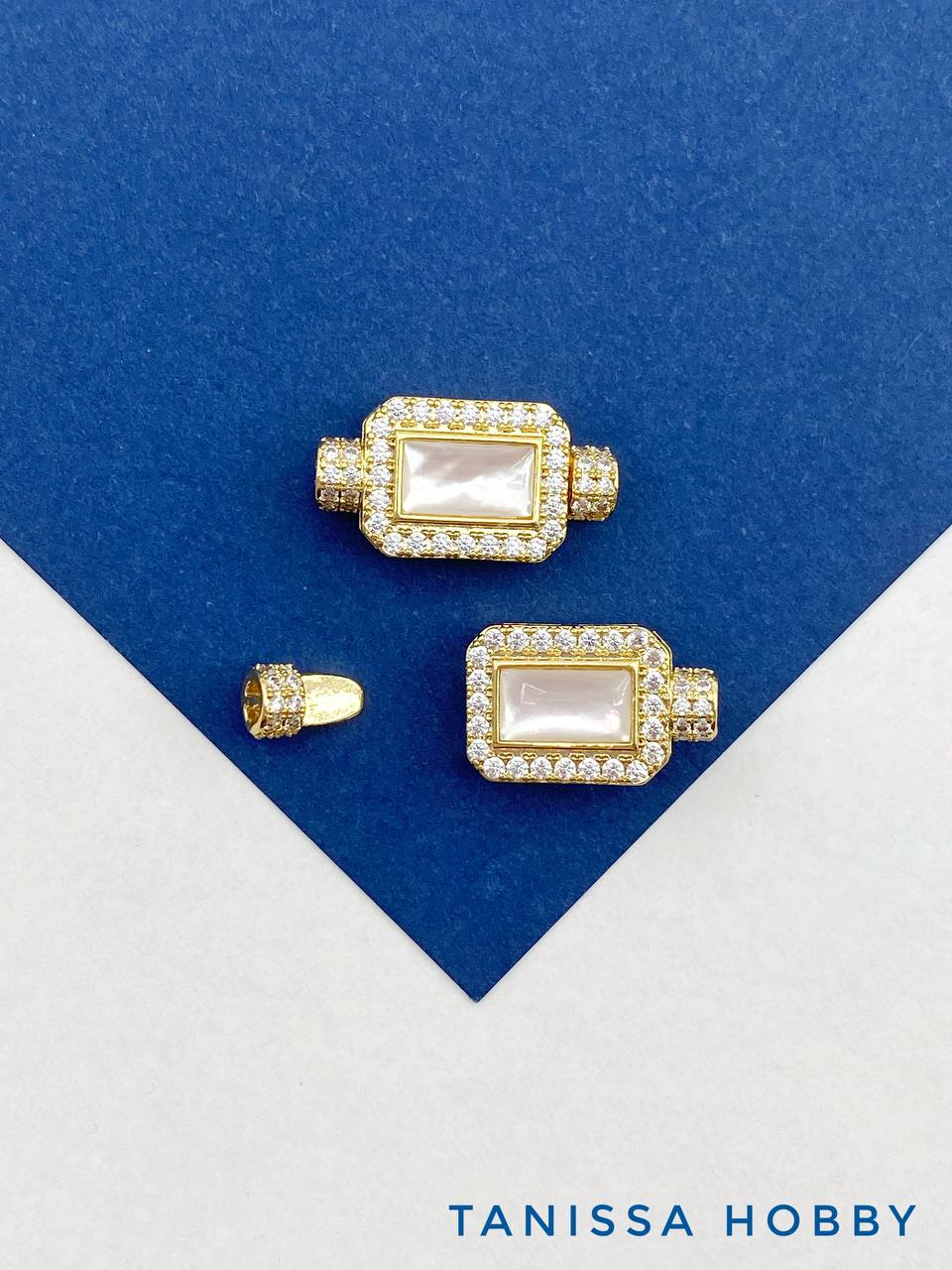 Замок карабин разъемный с перламутром и фианитами, позолота, К735