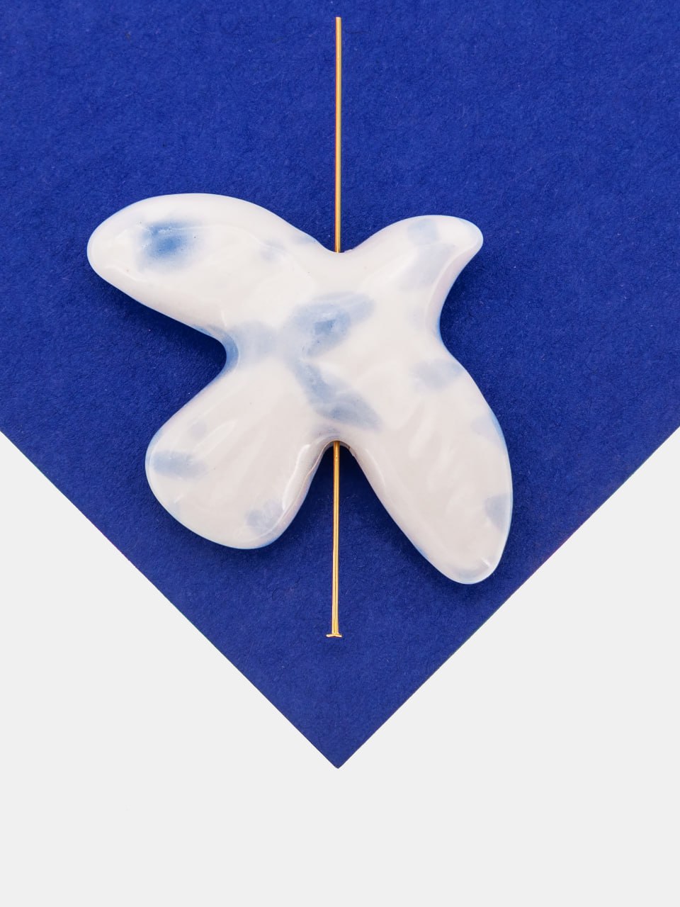 Бусина белая с голубым фарфоровая птица, керамика, 34х42мм, П297