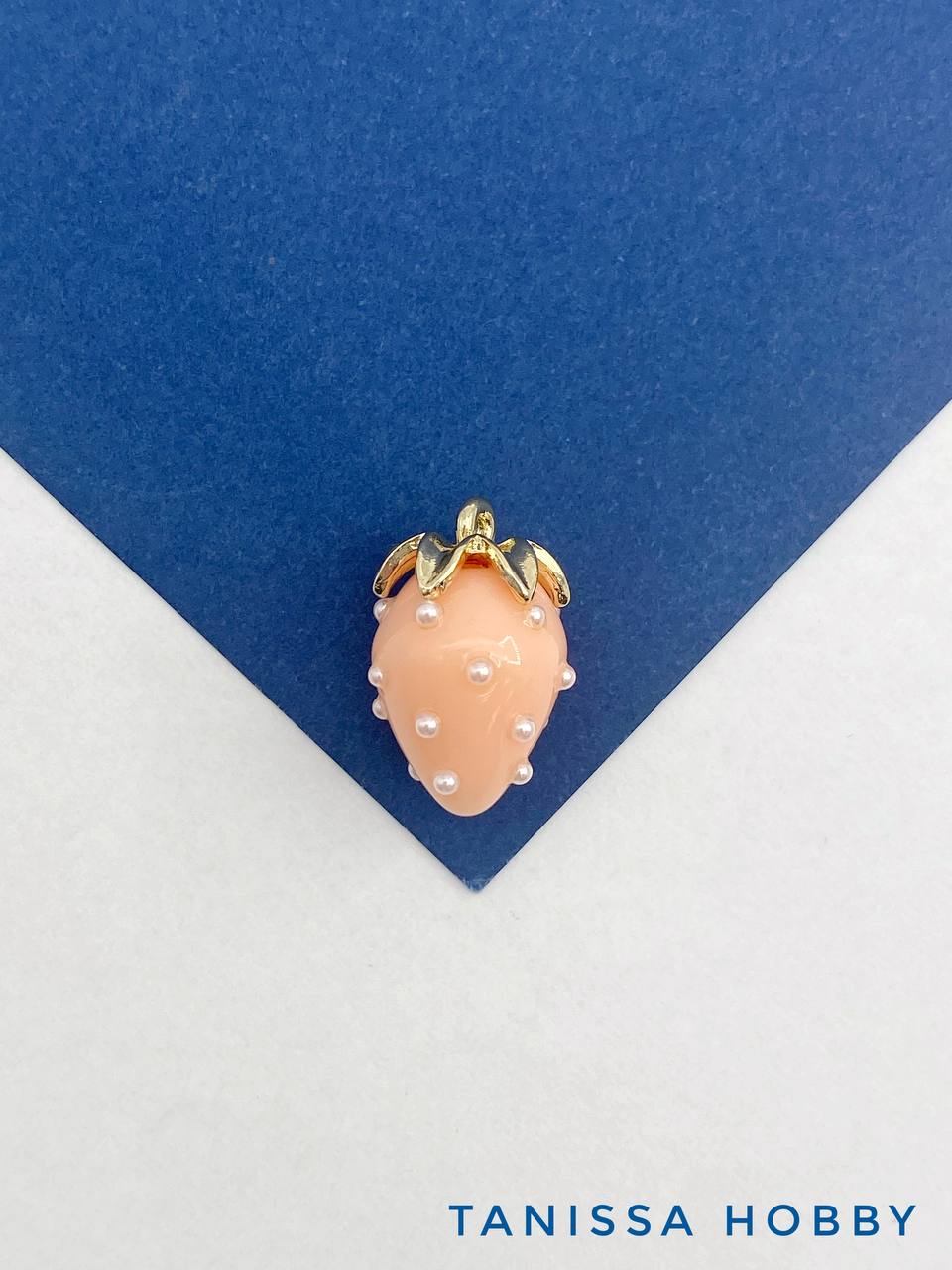 Подвеска ягода клубника, персиковый, 15х11мм, позолота, Ю905