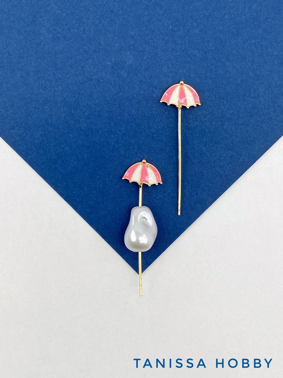 Пин жесткий 43мм зонтик, красная и белая эмаль, позолота, ШТУКА, В122