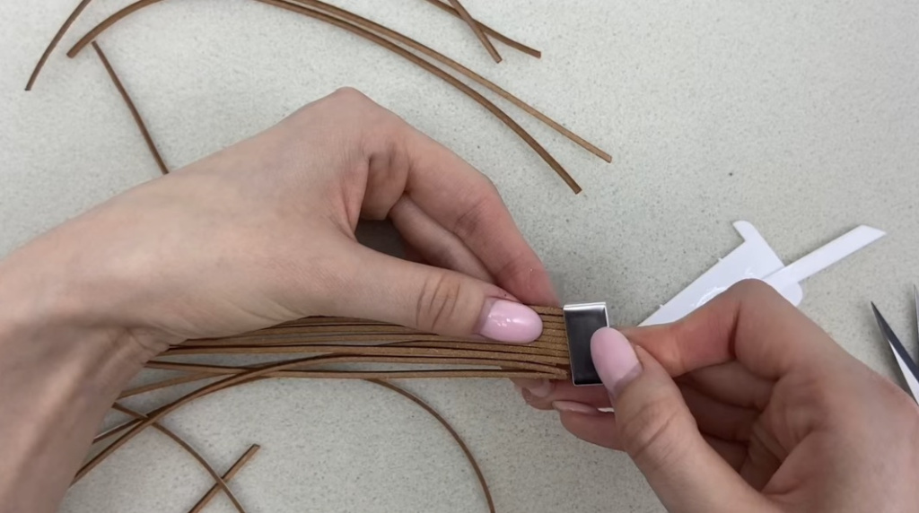 Вклеиваем шнуры