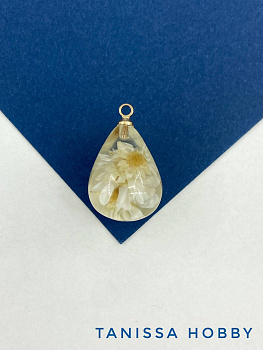 Подвеска капля цветок в смоле, белый, 21х14мм, акрил, позолота, ЦВ041
