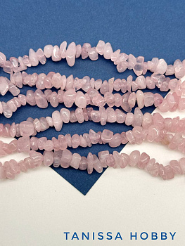 Розовый кварц, крошка, галтовка 5-10мм, 1/2 нити (38см), Б097