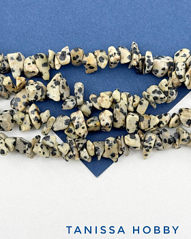 Яшма далматин, крошка, галтовка 5-10мм, 1/2 нити (38см), Б100